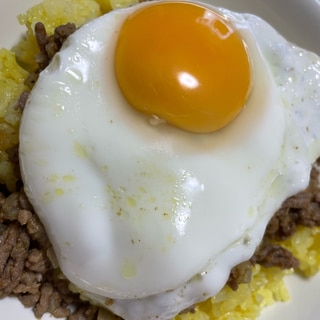 目玉焼きのせカレーそぼろ丼